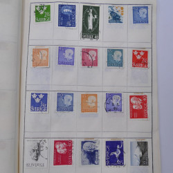 Vrac philatélique de timbres du monde neufs et oblitérés en un carton.