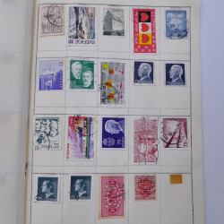 Vrac philatélique de timbres du monde neufs et oblitérés en un carton.