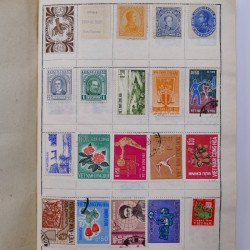 Vrac philatélique de timbres du monde neufs et oblitérés en un carton.