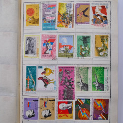 Vrac philatélique de timbres du monde neufs et oblitérés en un carton.