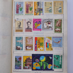 Vrac philatélique de timbres du monde neufs et oblitérés en un carton.