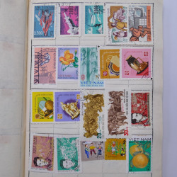 Vrac philatélique de timbres du monde neufs et oblitérés en un carton.