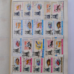 Vrac philatélique de timbres du monde neufs et oblitérés en un carton.