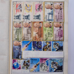 Vrac philatélique de timbres du monde neufs et oblitérés en un carton.