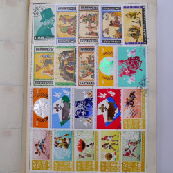 Vrac philatélique de timbres du monde neufs et oblitérés en un carton.