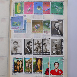 Vrac philatélique de timbres du monde neufs et oblitérés en un carton.