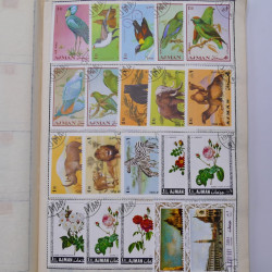 Vrac philatélique de timbres du monde neufs et oblitérés en un carton.