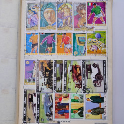 Vrac philatélique de timbres du monde neufs et oblitérés en un carton.