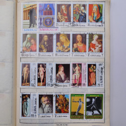 Vrac philatélique de timbres du monde neufs et oblitérés en un carton.