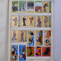 Vrac philatélique de timbres du monde neufs et oblitérés en un carton.