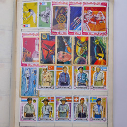 Vrac philatélique de timbres du monde neufs et oblitérés en un carton.