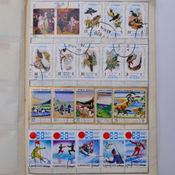 Vrac philatélique de timbres du monde neufs et oblitérés en un carton.