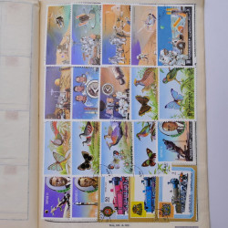 Vrac philatélique de timbres du monde neufs et oblitérés en un carton.