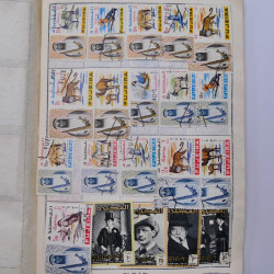 Vrac philatélique de timbres du monde neufs et oblitérés en un carton.