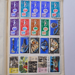 Vrac philatélique de timbres du monde neufs et oblitérés en un carton.