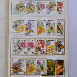 Vrac philatélique de timbres du monde neufs et oblitérés en un carton.