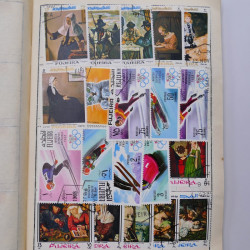 Vrac philatélique de timbres du monde neufs et oblitérés en un carton.