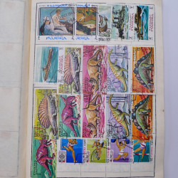 Vrac philatélique de timbres du monde neufs et oblitérés en un carton.