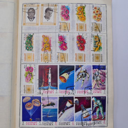 Vrac philatélique de timbres du monde neufs et oblitérés en un carton.