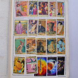 Vrac philatélique de timbres du monde neufs et oblitérés en un carton.