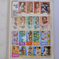 Vrac philatélique de timbres du monde neufs et oblitérés en un carton.