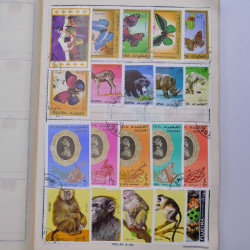 Vrac philatélique de timbres du monde neufs et oblitérés en un carton.