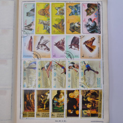 Vrac philatélique de timbres du monde neufs et oblitérés en un carton.