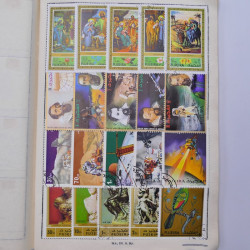 Vrac philatélique de timbres du monde neufs et oblitérés en un carton.