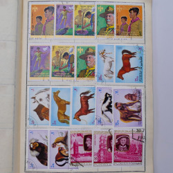 Vrac philatélique de timbres du monde neufs et oblitérés en un carton.