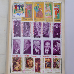 Vrac philatélique de timbres du monde neufs et oblitérés en un carton.