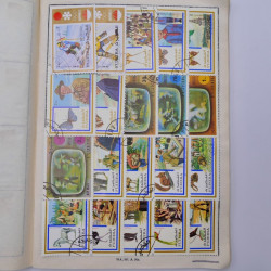 Vrac philatélique de timbres du monde neufs et oblitérés en un carton.