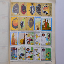 Vrac philatélique de timbres du monde neufs et oblitérés en un carton.