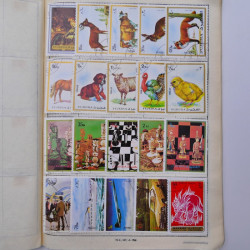 Vrac philatélique de timbres du monde neufs et oblitérés en un carton.