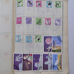 Vrac philatélique de timbres du monde neufs et oblitérés en un carton.