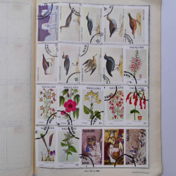 Vrac philatélique de timbres du monde neufs et oblitérés en un carton.