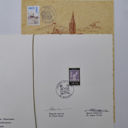 Vrac philatélique de timbres du monde neufs et oblitérés en un carton.