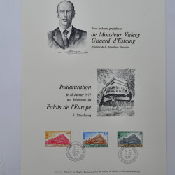 Vrac philatélique de timbres du monde neufs et oblitérés en un carton.