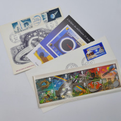 Vrac philatélique de timbres du monde neufs et oblitérés en un carton.