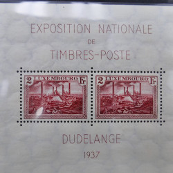 Vrac philatélique de timbres du monde neufs et oblitérés en un carton.