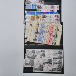 Vrac philatélique de timbres du monde neufs et oblitérés en un carton.