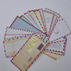 Vrac philatélique de timbres du monde neufs et oblitérés en un carton.