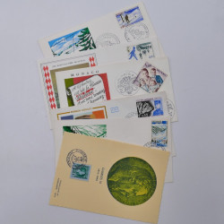 Vrac philatélique de timbres du monde neufs et oblitérés en un carton.