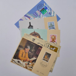 Vrac philatélique de timbres du monde neufs et oblitérés en un carton.