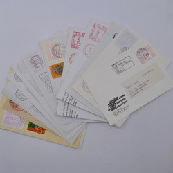 Vrac philatélique de timbres du monde neufs et oblitérés en un carton.