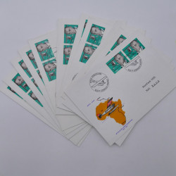 Vrac philatélique de timbres du monde neufs et oblitérés en un carton.