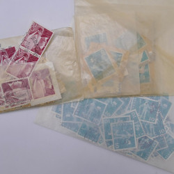 Vrac philatélique de timbres du monde neufs et oblitérés en un carton.