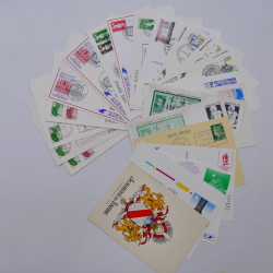 Vrac philatélique de timbres du monde neufs et oblitérés en un carton.