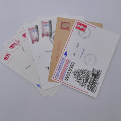 Vrac philatélique de timbres du monde neufs et oblitérés en un carton.