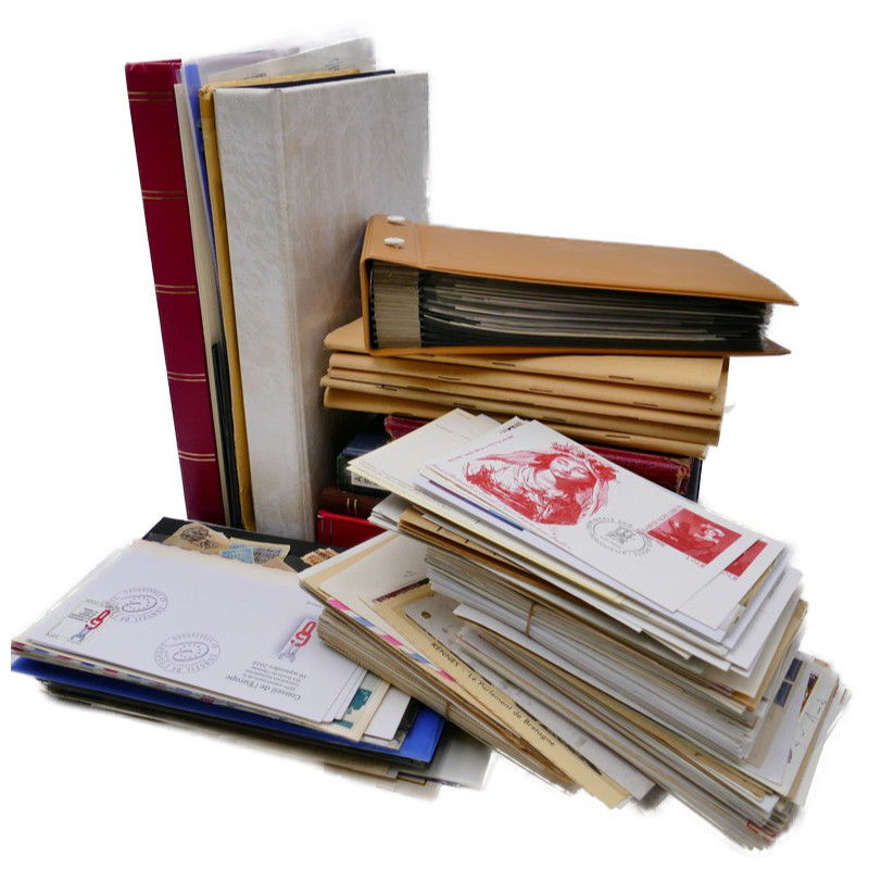 Vrac philatélique de timbres du monde neufs et oblitérés en un carton.