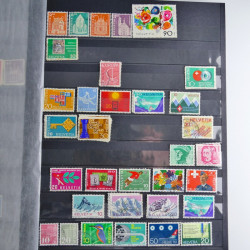 Vrac philatélique de timbres du monde neufs et oblitérés en un carton.